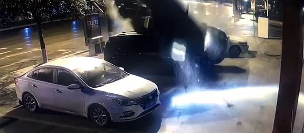 Κίνα: H στιγμή που αυτοκίνητο «απογειώνεται» και… παρκάρει (βίντεο)