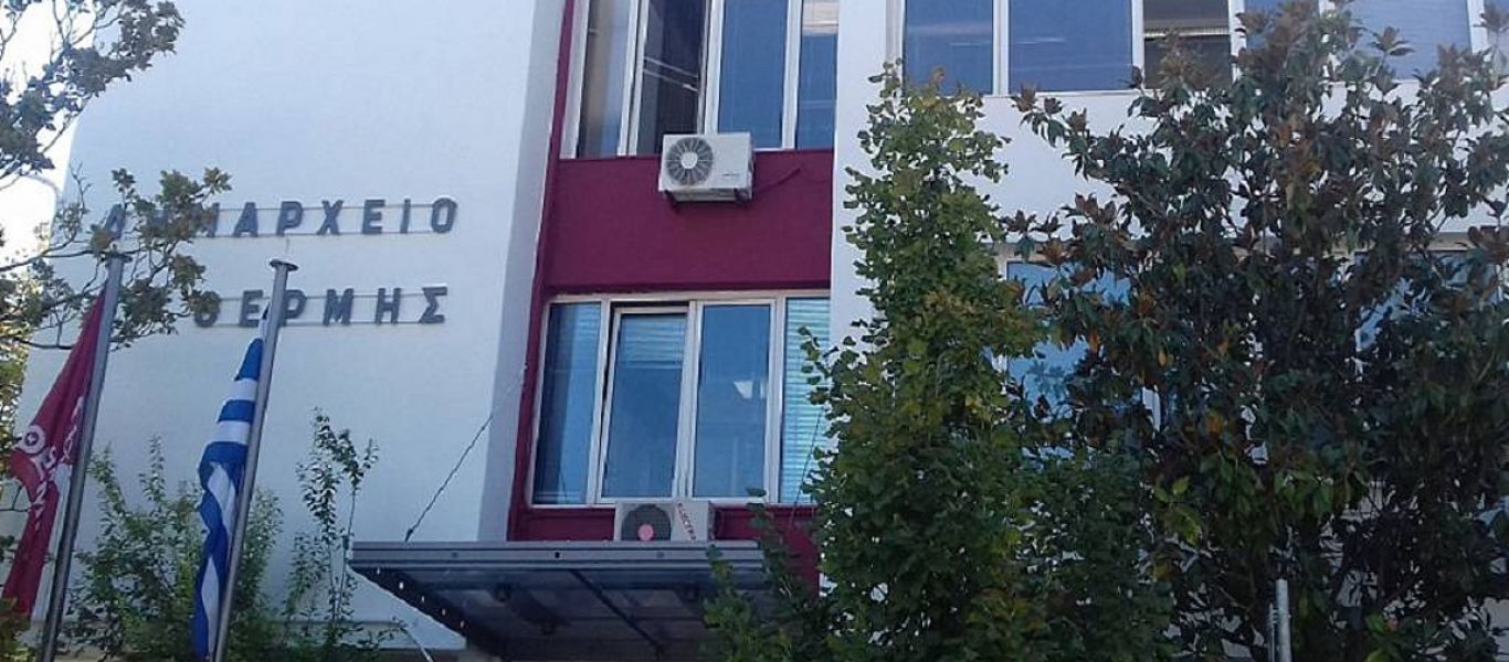 Επεισόδιο με ανεμβολίαστο δημαρχείο Θερμαϊκού: «Δεν υπάρχει δήμαρχος – Εμείς κυβερνάμε»