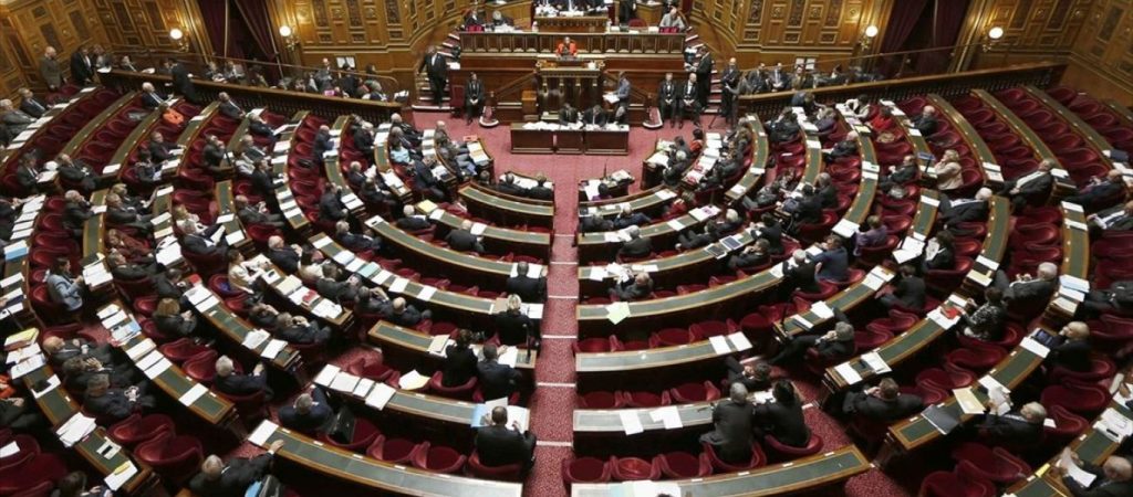 Η Γερουσία της Γαλλίας ενέκρινε το νομοσχέδιο για το εμβολιαστικό πάσο κατά του κορωνοϊού