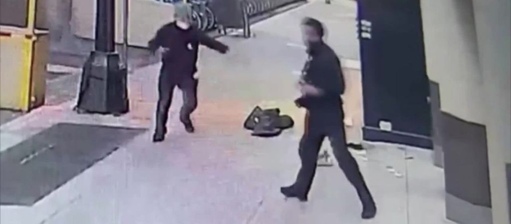 Βίντεο που προκαλεί θλίψη: Πήγε να σκεπάσει με παλτό άστεγο που κοιμόταν στο πεζοδρόμιο κι αυτός τον λήστεψε! (βίντεο)
