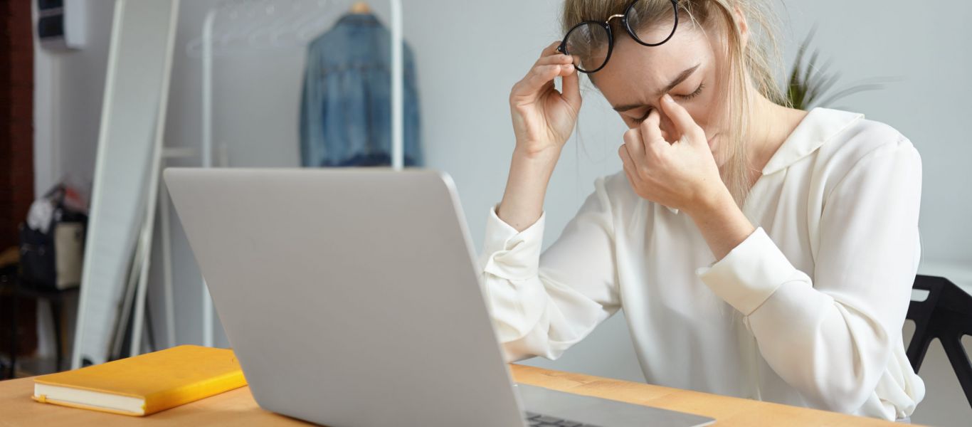 Σε τι απόσταση πρέπει να είναι η οθόνη του υπολογιστή από τα μάτια; – Όσα πρέπει να προσέχετε
