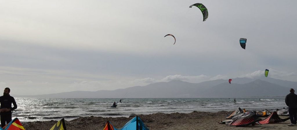 Χανιά: Άνδρας πήγε για kitesurf εν μέσω της κακοκαιρίας «Διομήδης» (βίντεο)
