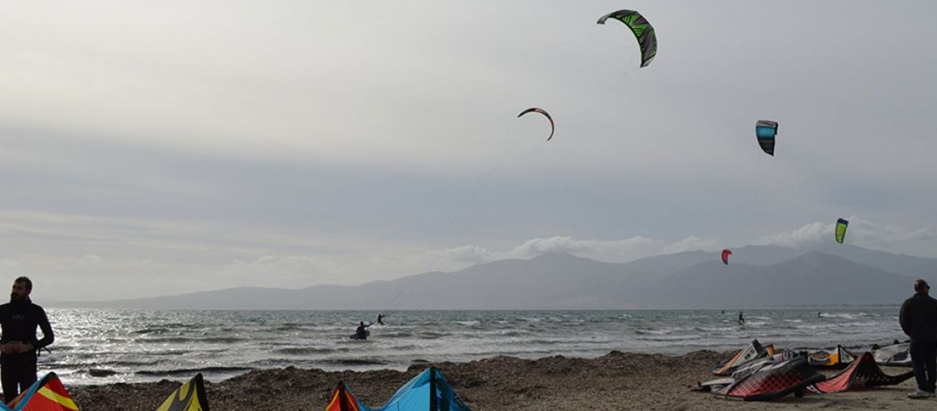 Χανιά: Άνδρας πήγε για kitesurf εν μέσω της κακοκαιρίας «Διομήδης» (βίντεο)