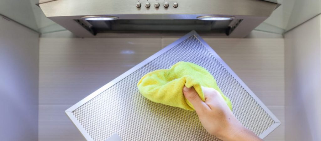 Καθαρίστε τον απορροφητήρα από λίπη και βρωμιές εύκολα και γρήγορα με τρία απλά βήματα