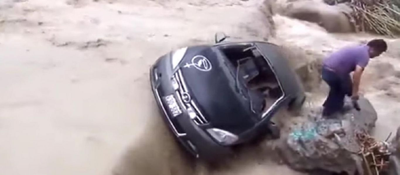 Περού: Η τρομακτική στιγμή που αυτοκίνητο παρασύρεται από υπερχειλισμένο ποτάμι (βίντεο)