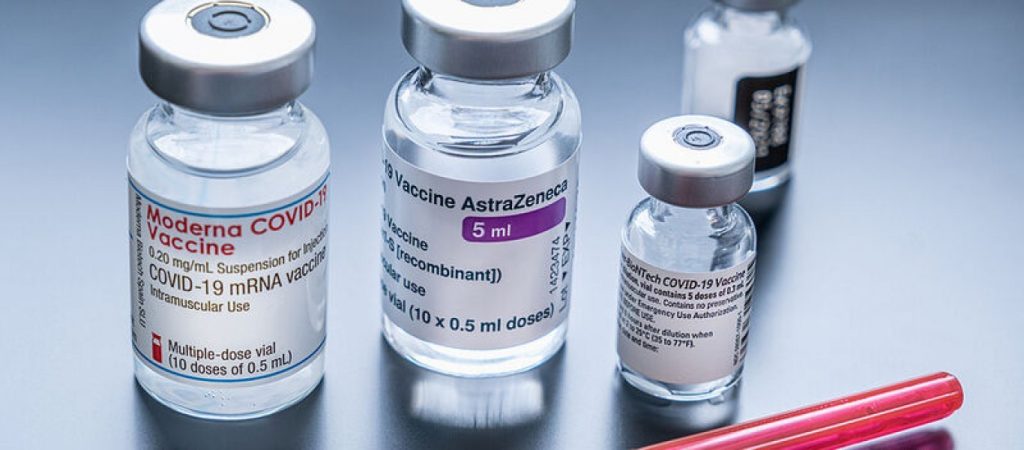 Πώς θα δηλώνουν τον εμβολιασμό στο εξωτερικό οι άνω των 60 που μένουν Ελλάδα – Τα αναγνωρισμένα εμβόλια