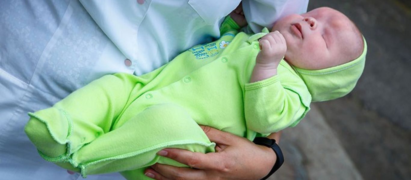 Βόλος: Μητέρα έδωσε το παιδί της στην Πρόνοια «Έπρεπε να αποφασίσω αν θα πεθάνει δίπλα μου ή θα σωθεί μακριά μου»