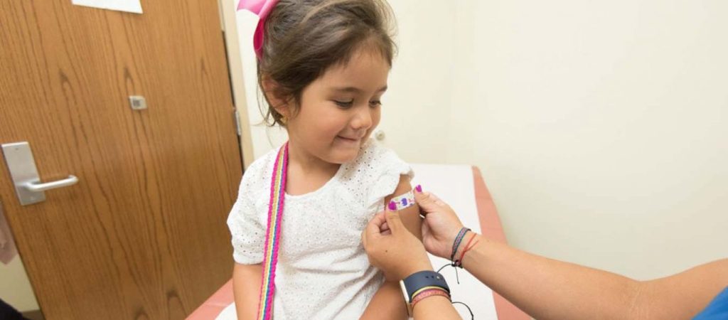 Πάτρα: Μητέρα έξαλλη με παιδίατρο που είπε στην κόρη της να κάνει το εμβόλιο – «Πατσαβούρα»