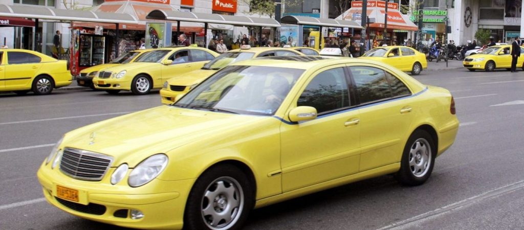 Βόλος: Υπάλληλος ταξί βοήθησε γυναίκα που της έσπασαν τα νερά να γεννήσει