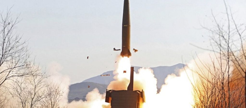 Βόρεια Κορέα: Η Πιονγιάνγκ ανακοίνωσε ότι εκτόξευσε δύο πυραύλους από πλατφόρμα τρένου