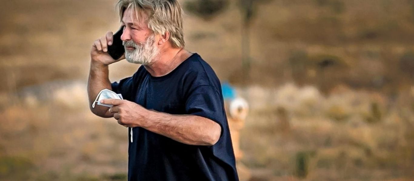 Άλεκ Μπάλντουϊν: Παρέδωσε το κινητό τηλέφωνο του στις αρχές – Κατηγορεί τον Ν.Τραμπ ότι τον λένε «δολοφόνο»