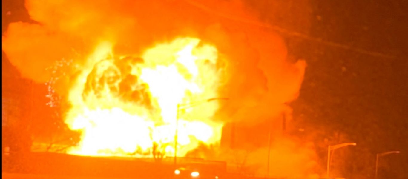ΗΠΑ: Πυρκαγιά σε εργοστάσιο χημικών στο Νιού Τζέρσεϊ – Μαύρο σύννεφο τύλιξε την πόλη