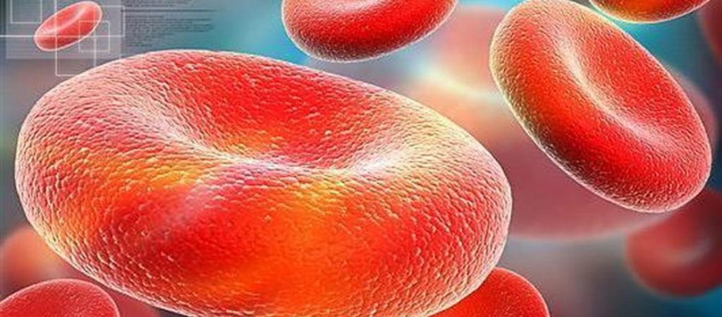 Γυναίκα εντόπισε αυγό κατακόκκινο σαν αίμα όταν το μαγείρευε – Γιατί δεν έπρεπε να το φάει (φωτό)
