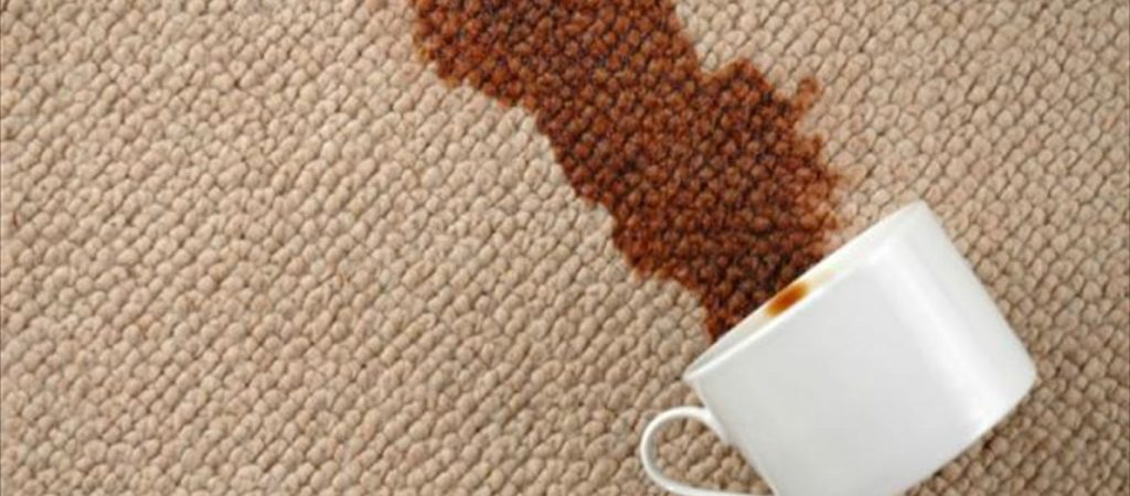 Δείτε πώς θα αφαιρέσετε τον λεκέ του καφέ από τον καναπέ (βίντεο)