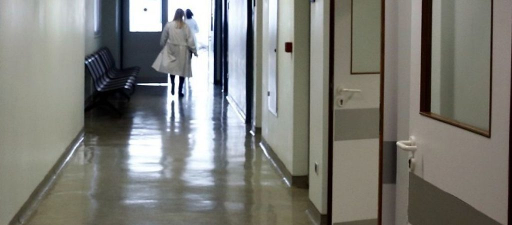 Αργυρούπολη: Σε κρίσιμη κατάσταση στον «Ευαγγελισμό» η 40χρονη που ξυλοκοπήθηκε άγρια – Άφαντος ο σύντροφός της