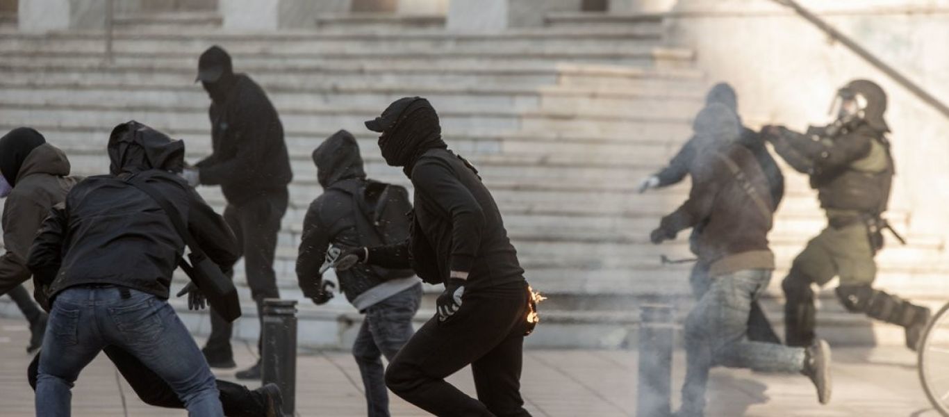 Θεσσαλονίκη: Ελεύθερη με περιοριστικούς όρους η 26χρονη που συνελήφθη για ρίψη μολότοφ