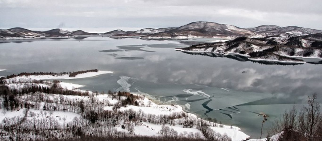 Λίμνη Πλαστήρα: Έσπασε ο πάγος πάνω στην λίμνη και οι επισκέπτες βρέθηκαν να κολυμπούν στο παγωμένο νερό (βίντεο)