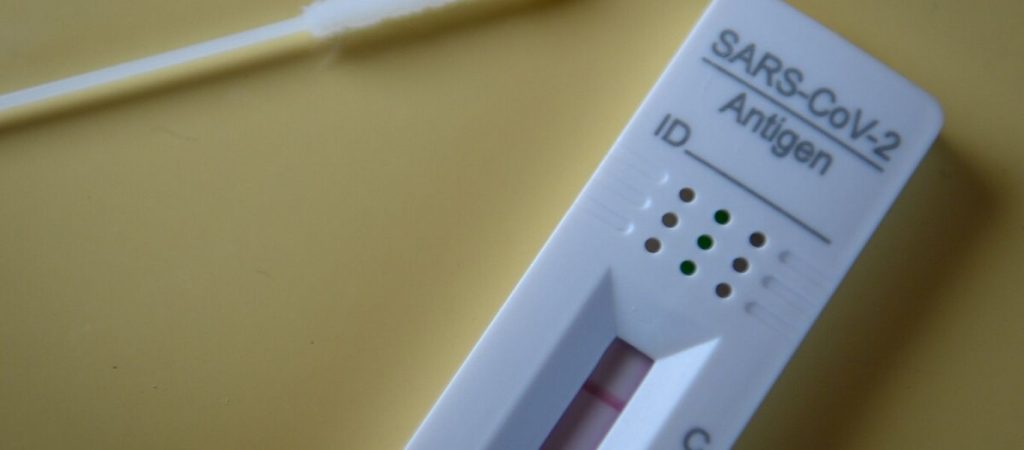 Σχολεία: Πώς γίνονται τα self-test αυτή την εβδομάδα – Πότε θα γίνει το επόμενο