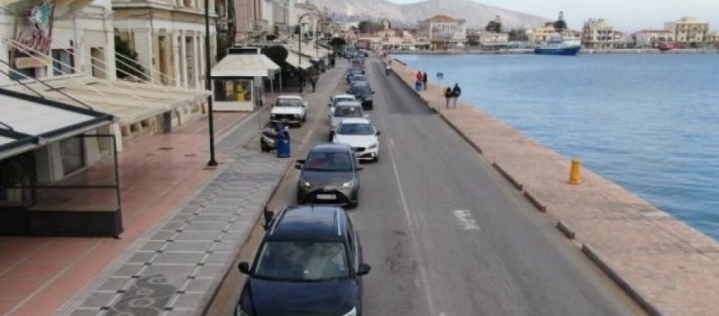 Χίος: Αυτοκινητοπομπή κατά της κυβέρνησης και της μεταναστευτικής πολιτικής της την ώρα της ομιλίας του Ν.Μηταράκη