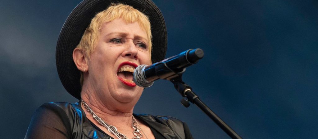 Στο νοσοκομείο με «αιμορραγία στον εγκέφαλο» η Βρετανίδα τραγουδίστρια της πανκ Hazel O’Connor