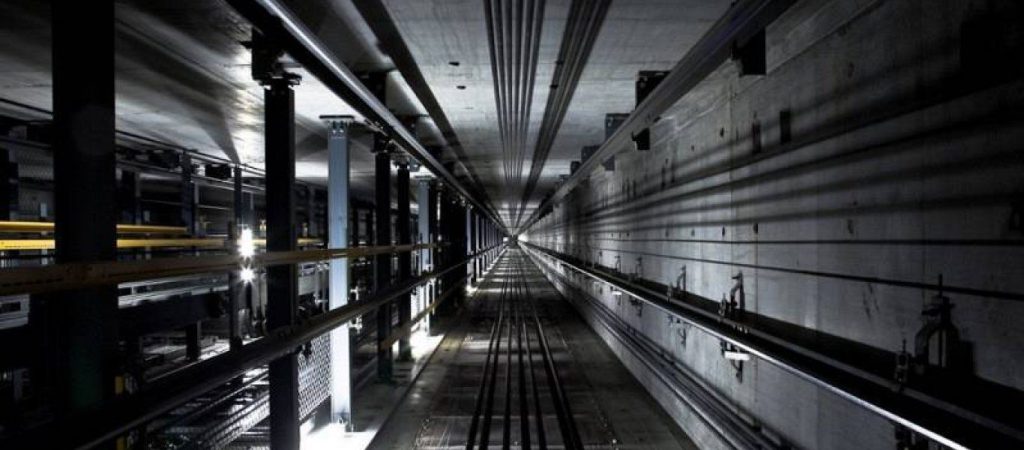 Δύο παιδιά εγκλωβίστηκαν σε ασανσέρ – Παραλίγο να τους «κόψει στην μέση»