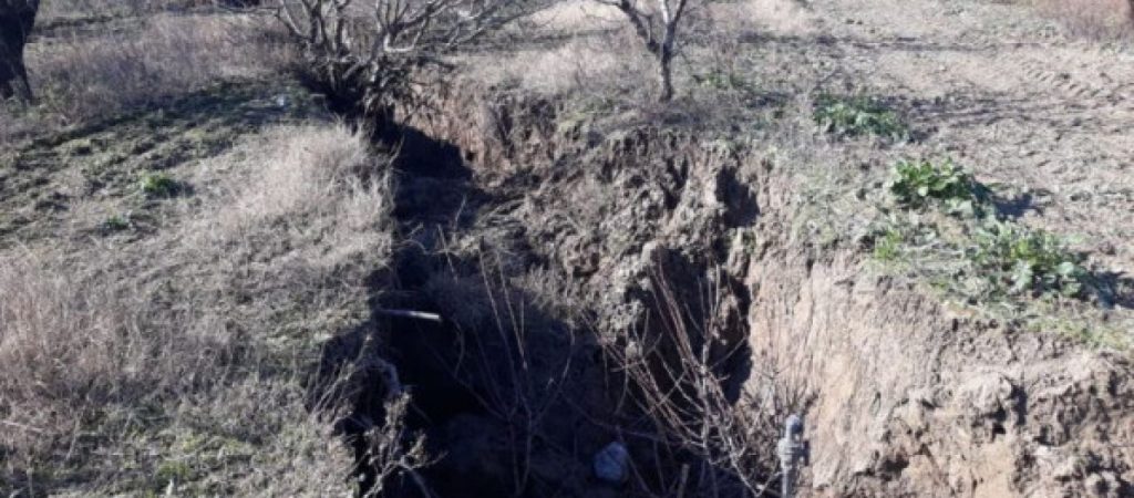 Άνοιξε στα δύο η γη στη Λάρισα – «Κατάπιε» το δρόμο στο Καλοχώρι (φωτο)