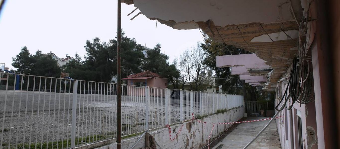 Κίνδυνος για μαθητές & καθηγητές: Κατέρρευσε στέγη σε σχολείο στο Νέο Ηράκλειο (φώτο)