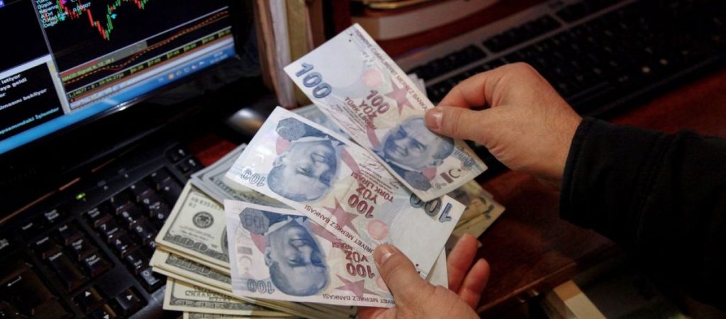 Ο Ρ.Τ.Ερντογάν προτρέπει τους Τούρκους να μετατρέψουν τις καταθέσεις τους σε τουρκικές λίρες
