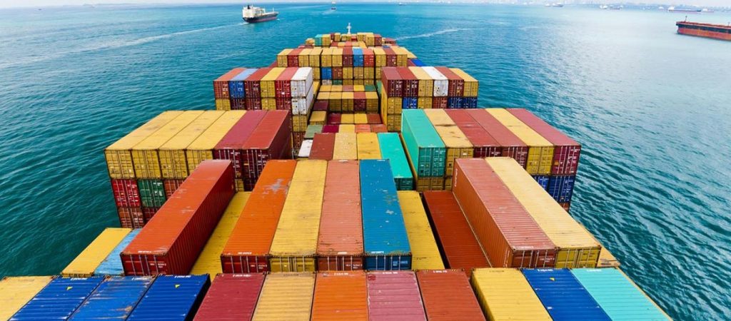 Πειραιάς: Έπεσε κοντέινερ πάνω σε φορτηγό – Από «τύχη» γλίτωσε εργάτης – Τι ανακοίνωσε η ΕΝΕΔΕΠ