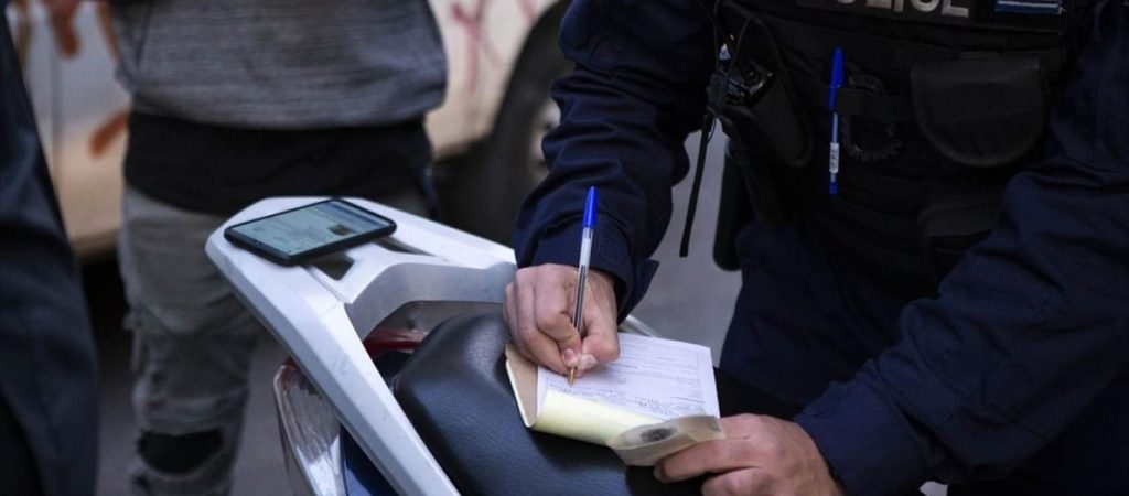 Μέτρα: 54.505 έλεγχοι, τρείς συλλήψεις, αντίστοιχες αναστολές λειτουργίας και 412 πρόστιμα για μη χρήση μάσκας