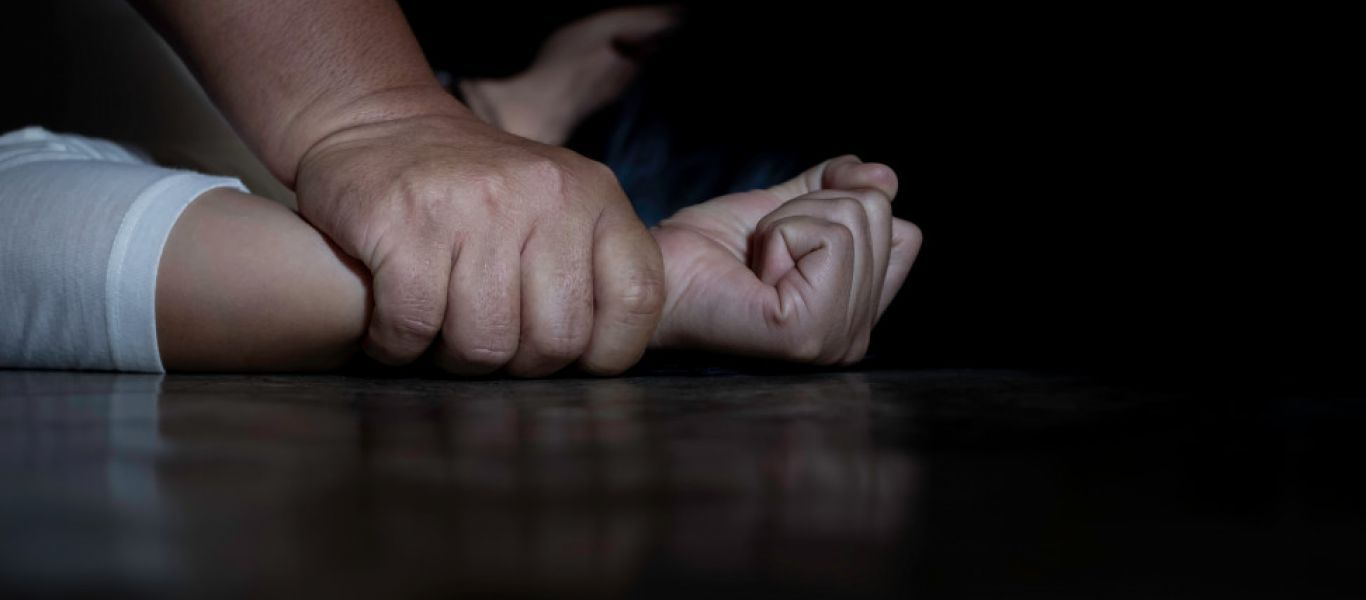 Βόλος: Ποινική δίωξη για ομαδικό βιασμό σε δύο νεαρούς 22 και 24 ετών