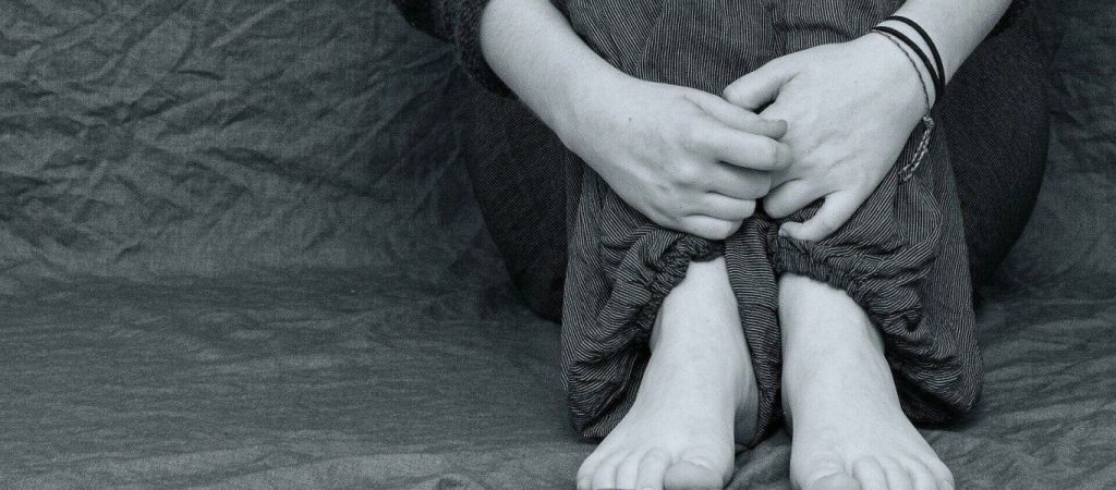 Θύμα βιασμού: «Με αυτά που φοράς τι περίμενες…» της είπε ο αστυνομικός – Είκοσι χρόνια μετά δεν έχει ξεχάσει