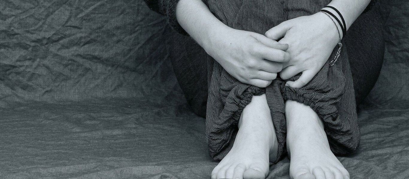 Θύμα βιασμού: «Με αυτά που φοράς τι περίμενες…» της είπε ο αστυνομικός – Είκοσι χρόνια μετά δεν έχει ξεχάσει