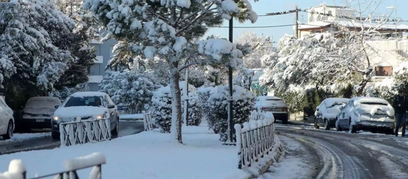 «Ντύθηκε» στα λευκά ο Βαρνάβας Αττικής – Έπεσαν τα πρώτα χιόνια (βίντεο)
