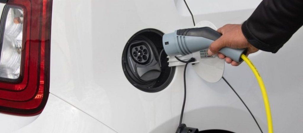 Κ.Σκρέκας: «Έως τον Απρίλιο θα προκηρυχθεί νέος κύκλος του προγράμματος “Κινούμαι ηλεκτρικά”»