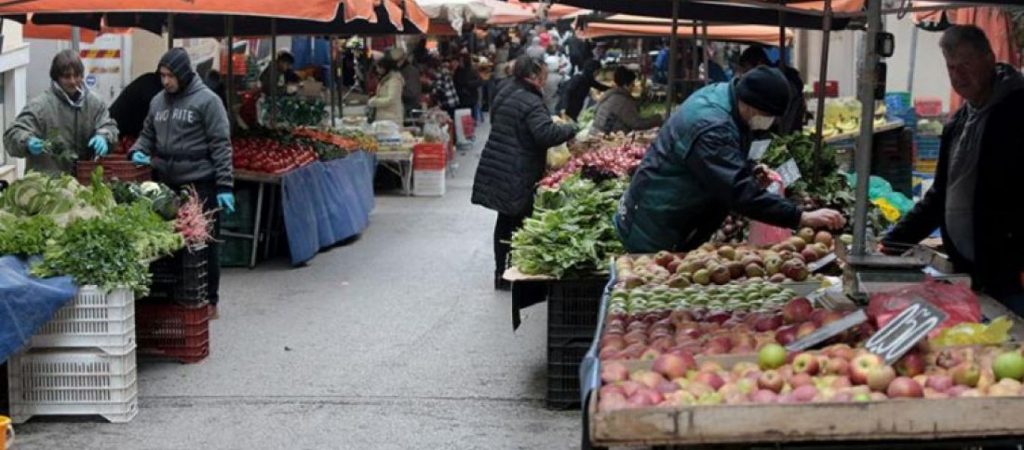 Σπάνια εντιμότητα: Πωλήτρια βρήκε 5.000 ευρώ στην λαϊκή του Παπάγου και τα παρέδωσε στην αστυνομία!