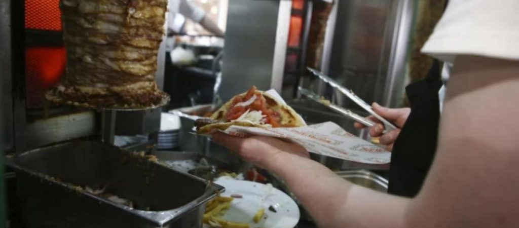 Χανιά – Αλλοδαπός αποπειράθηκε να αυτοκτονήσει μέσα στο σουβλατζίδικο