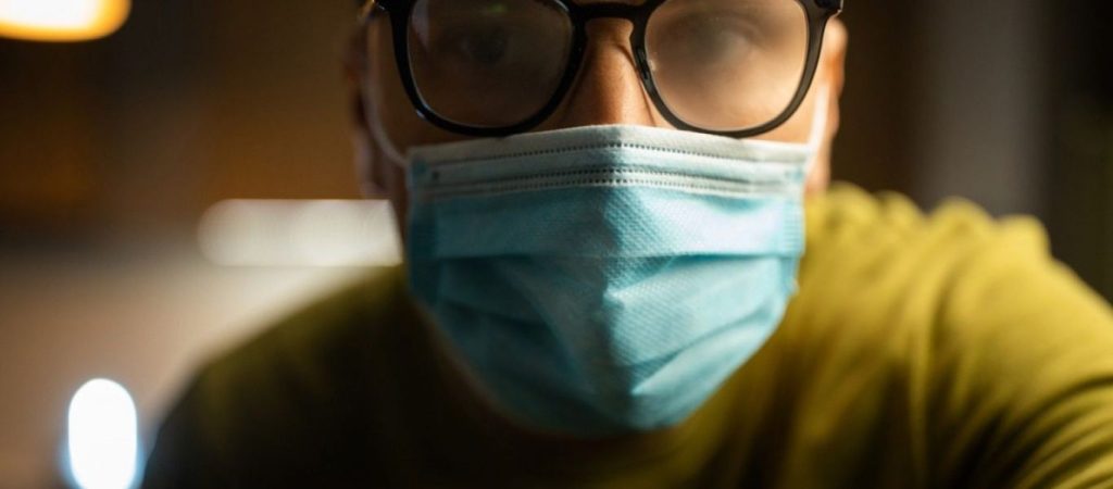 Θα σας «σώσουν»: Πέντε τρόποι για να μην θολώνουν τα γυαλιά σας φορώντας τη μάσκα