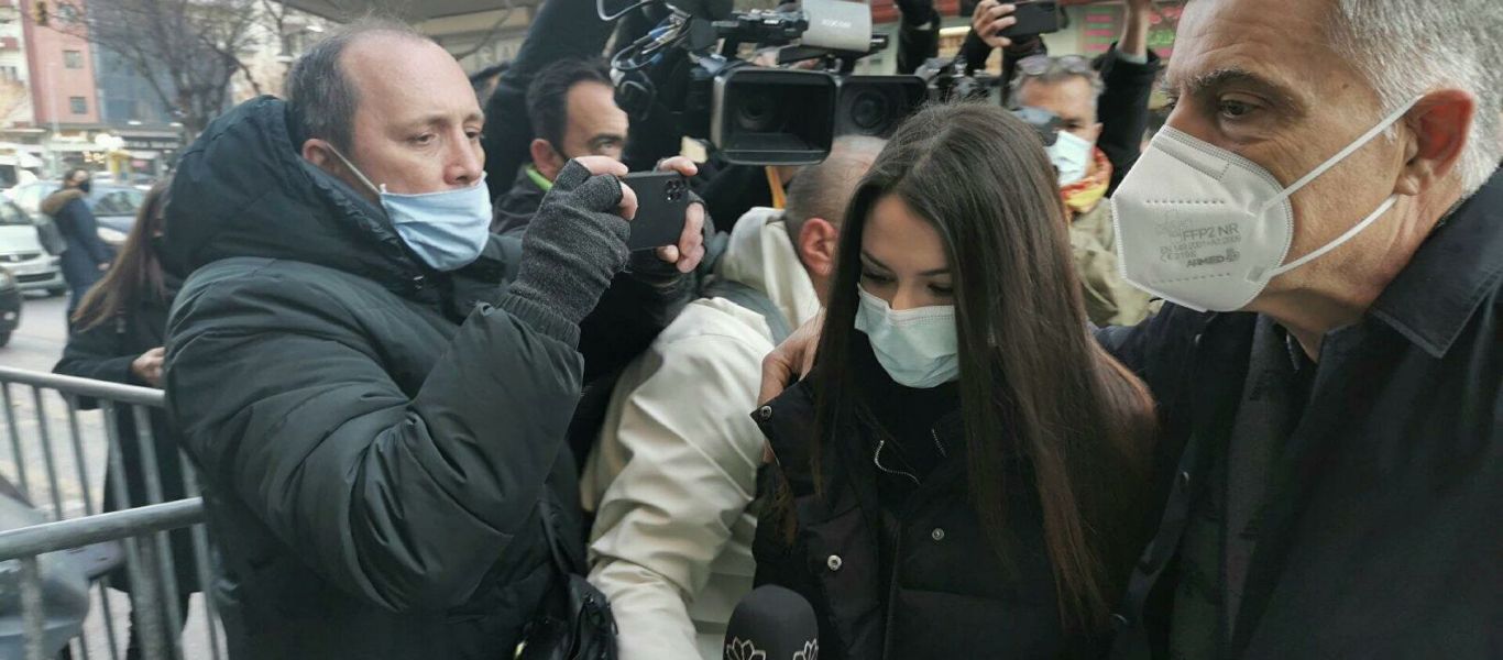 Υπόθεση βιασμού στη Θεσσαλονίκη: Στο τμήμα για την τέταρτη κατάθεση η Γεωργία Μπίκα – «Ελπίζω να βρω το δίκιο μου»