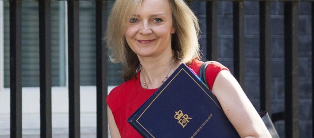 Η Βρετανίδα ΥΠΕΞ καλεί τη Ρωσία «να συγκρατηθεί και να υποχωρήσει από την Ουκρανία προτού κάνει ένα τεράστιο λάθος»