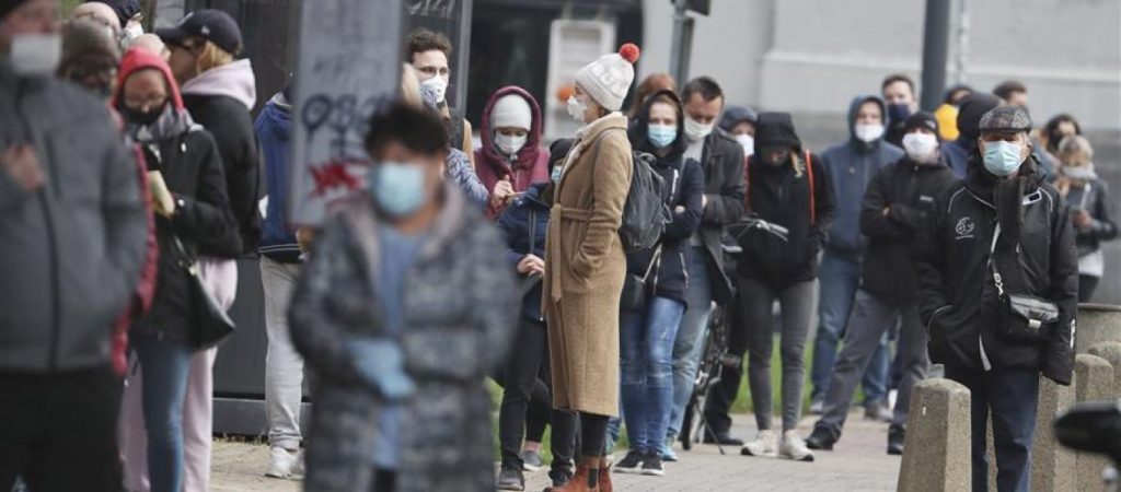 Κορωνοϊός: Η Πολωνία συνεχίζει με μείωση ημερών καραντίνας, τηλεργασία και δωρεάν test
