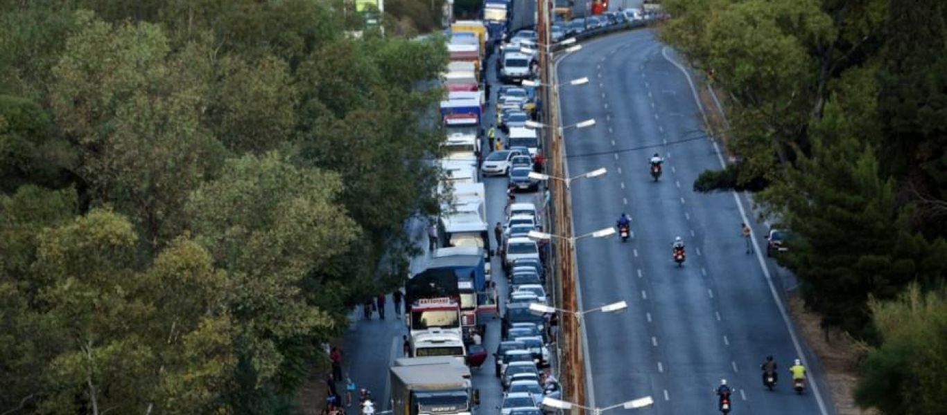 Τροχαίο με δύο φορτηγά στην Αθηνών-Κορίνθου – Διακοπή της κυκλοφορίας στο ύψος της Χαλυβουργικής