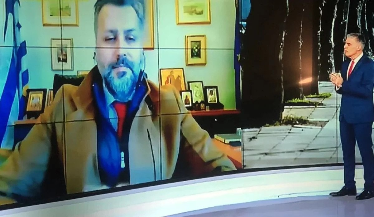 Ο Γ.Καλλιάνος εμφανίστηκε σε τηλεοπτική εκπομπής με παλτό και σακάκι (φώτο)