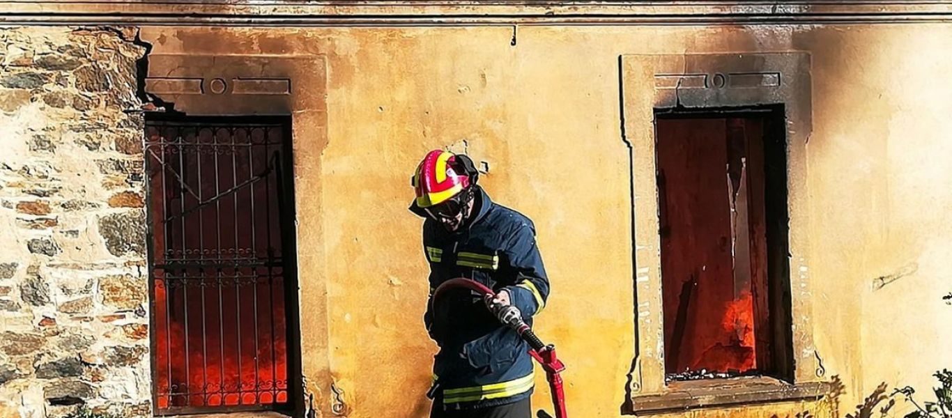 Αγία Παρασκευή: Φωτιά κατέστρεψε ολοσχερώς εγκαταλελειμμένο σπίτι