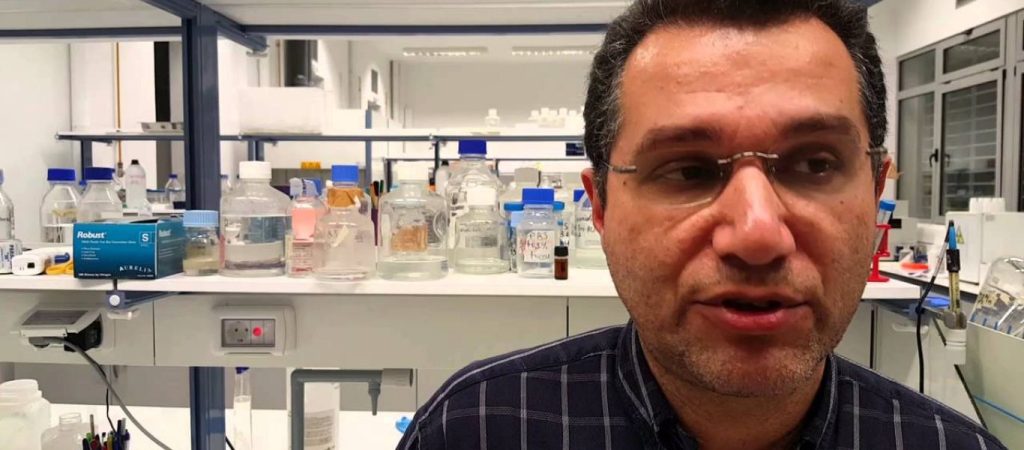 Κ. Πουλάς: «Στατιστικά η πιθανότητα η Όμικρον να είναι φυσική είναι μία στις 580 δις – Κάποιο χέρι αποφάσισε»