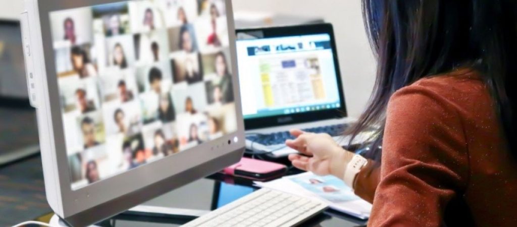 Και, ξαφνικά, η υπουργός Παιδείας Νίκη Κεραμέως ανακοίνωσε σήμερα πως έρχεται voucher 200 ευρώ για εκπαιδευτικούς