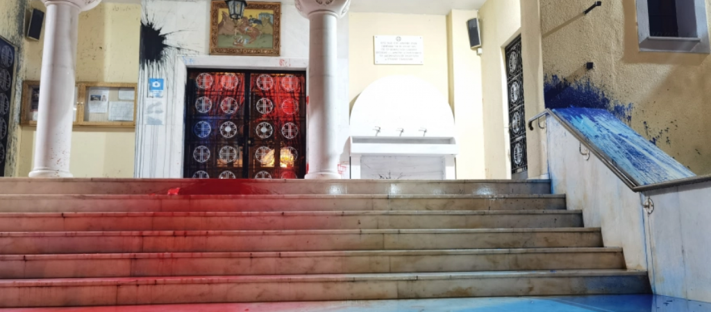 Ξέσπασαν στην εκκλησία: Βανδαλισμός του ναού στα Κάτω Πατήσια όπου λειτουργούσε ο κατηγορούμενος  ιερέας (φωτο)