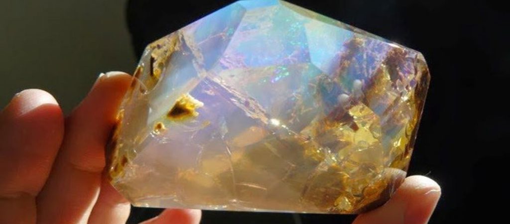 Αυτός είναι ο πιο σπάνιος πολύτιμος λίθος – Κοστίζει πολλές χιλιάδες ευρώ