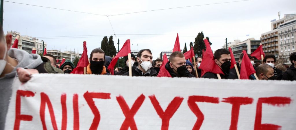 Πορεία ενάντια στα μέτρα για την πανδημία στο σύνταγμα (φώτο και βίντεο)