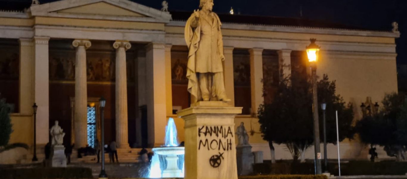 Βανδάλισαν το άγαλμα του Κολοκοτρώνη στην Αθήνα με συνθήματα κατά των βιαστών (φωτο)
